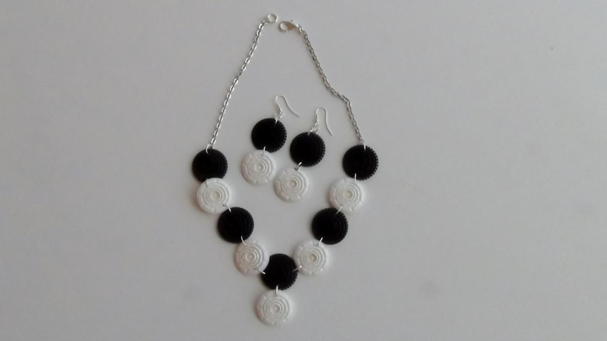 Earrings and a necklace with recycled filters Dolce Gusto Capsules. Pendientes y collares utilizando filtros de cápsulas de café Dolce Gusto