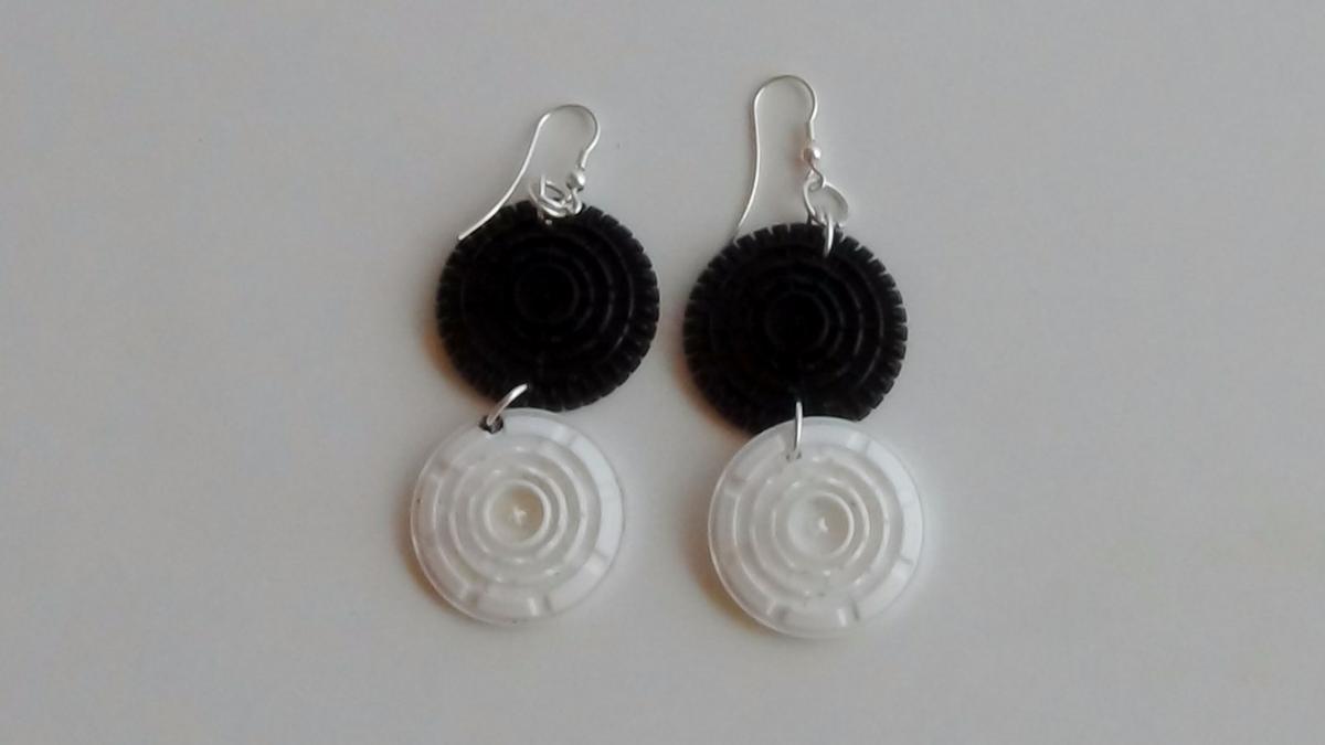 Earrings and a necklace with recycled filters Dolce Gusto Capsules. Pendientes y collares utilizando filtros de cápsulas de café Dolce Gusto