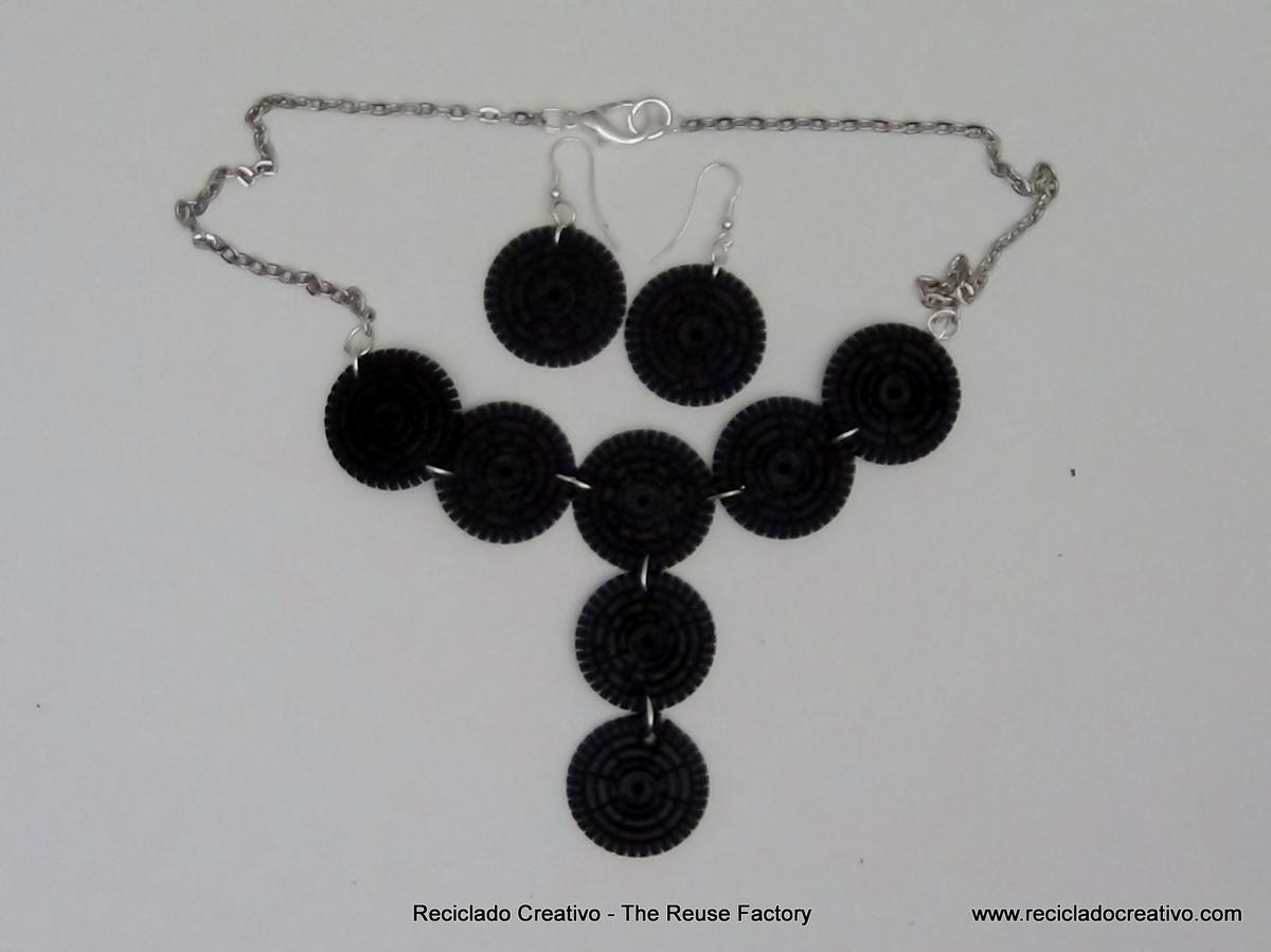 Earrings and a necklace with recycled filters Dolce Gusto Capsules. Pendientes y collares utilizando filtros de cápsulas de café Dolce Gusto