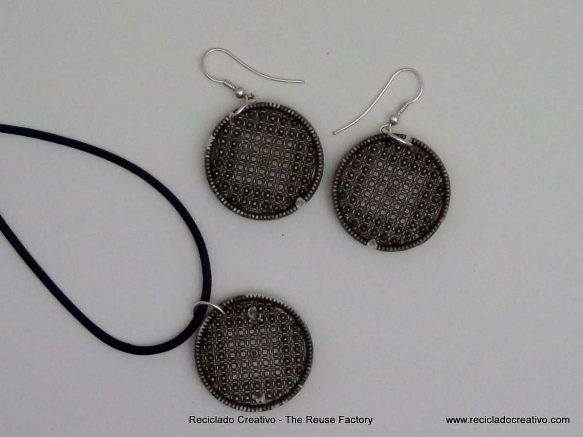 Earrings and a necklace with recycled filters Dolce Gusto Capsules. Pendientes y collares utilizando filtros de cápsulas de café Dolce Gusto