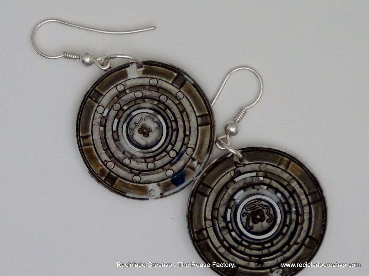 Earrings and a necklace with recycled filters Dolce Gusto Capsules. Pendientes y collares utilizando filtros de cápsulas de café Dolce Gusto