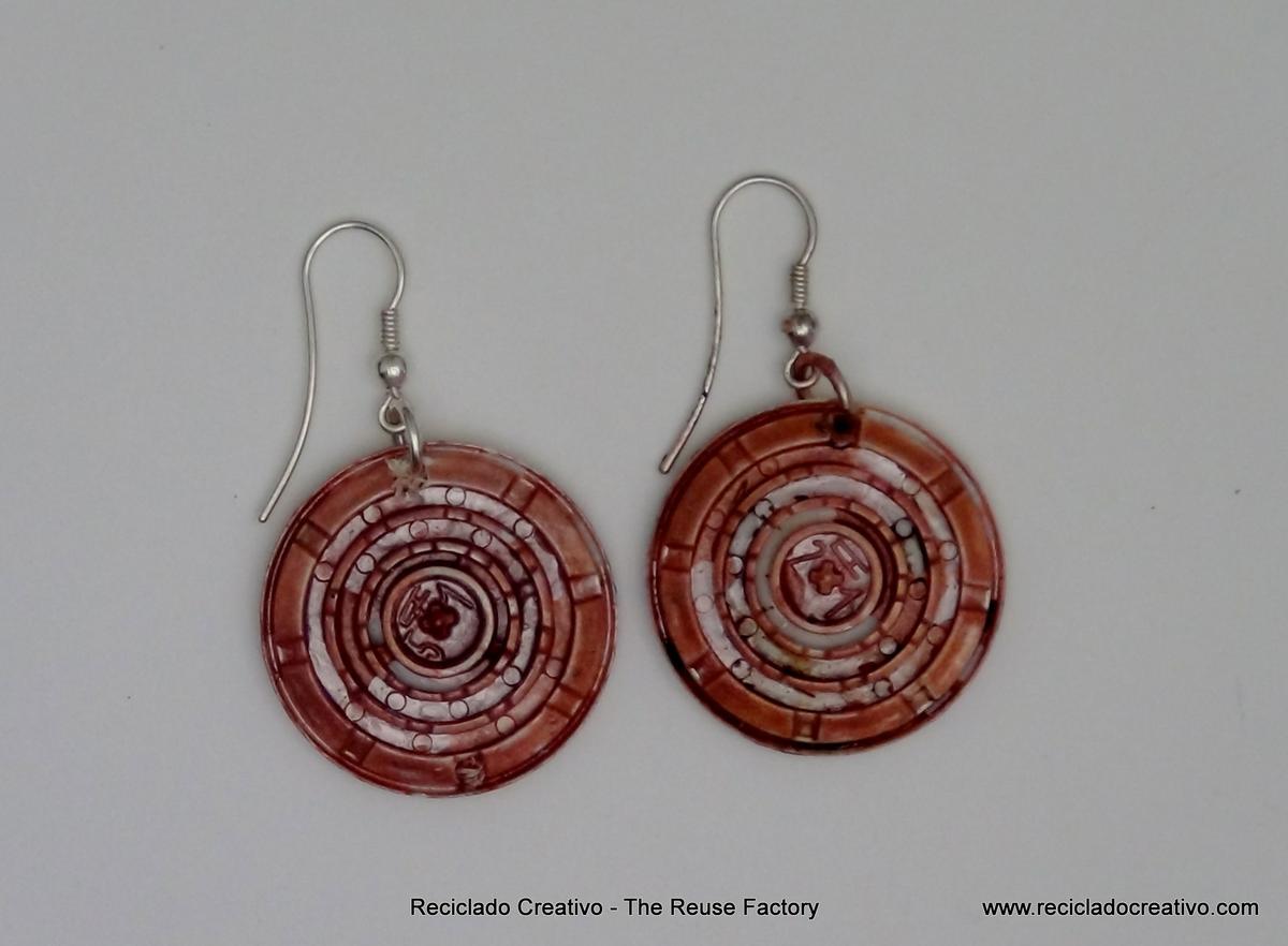 Earrings and a necklace with recycled filters Dolce Gusto Capsules. Pendientes y collares utilizando filtros de cápsulas de café Dolce Gusto