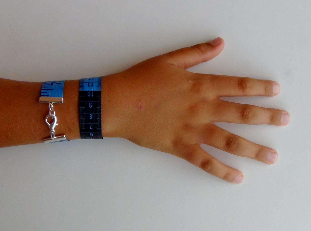 How to make bracelets with dressmakers tape measures Cómo hacer pulseras con una cinta métrica