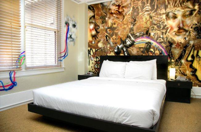 Pared del cabezal decorada con un graffiti