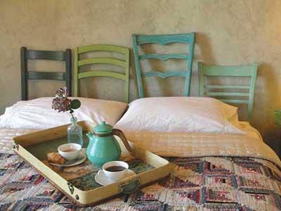 Cabezal cama con respaldos de sillas restauradas