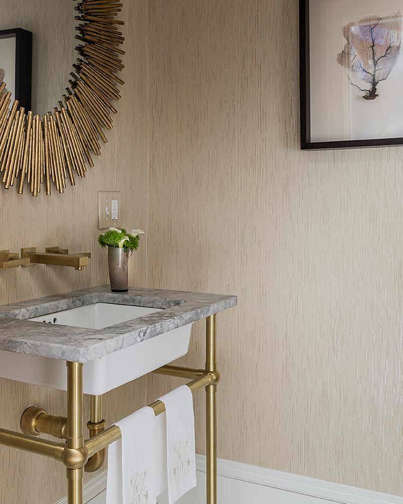 aseo ecléctico con detalles en latón, espejo barroco y estructura industrial