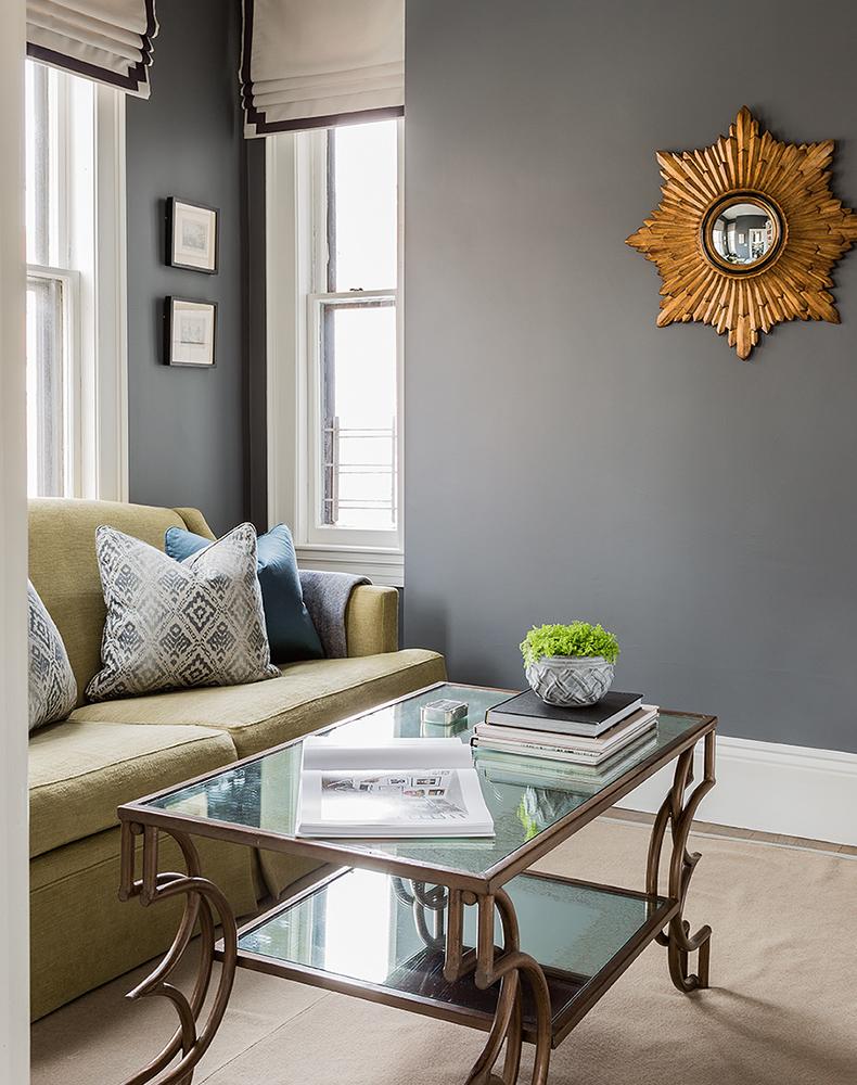 salón pared gris oscuro