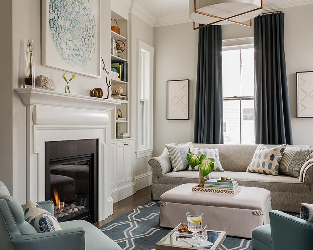 salón con chimenea estilo clásico cosmopolita