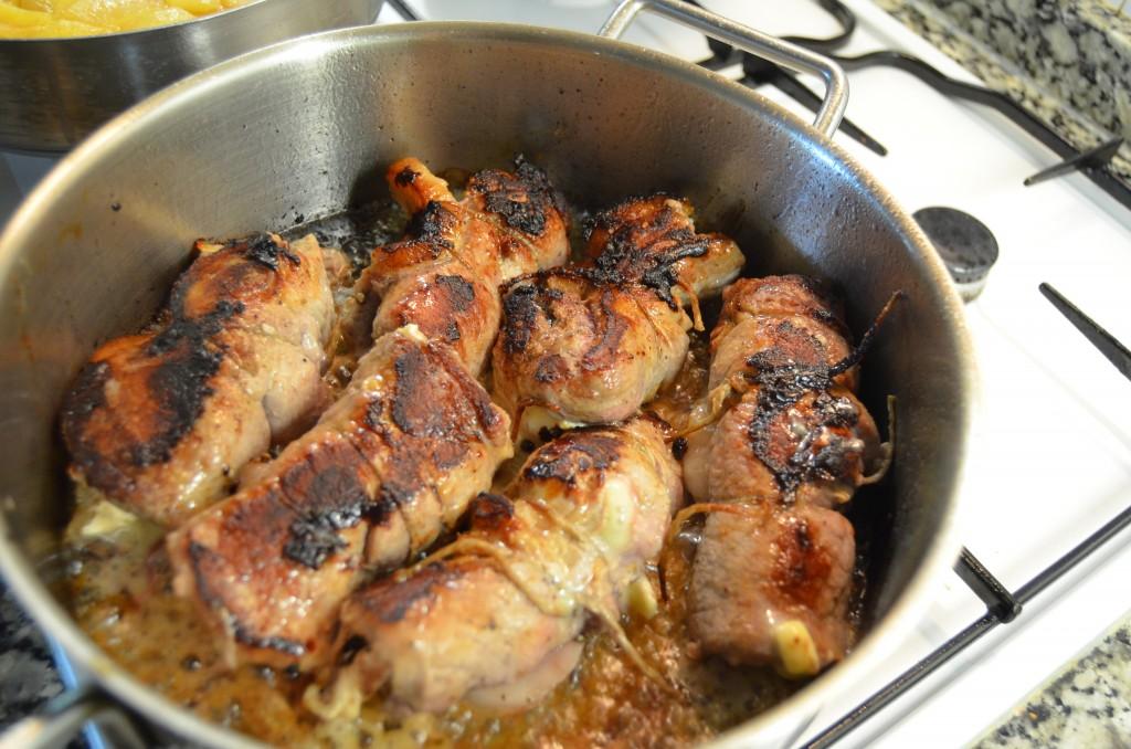 Rollitos de cerdo con Camembert y grosellas