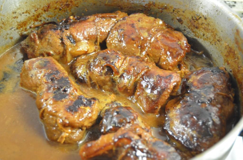 Rollitos de certdo con Camembert y grosellas