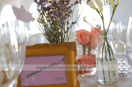 colores-de-boda-centro-mesa-marcos-rosas-velas