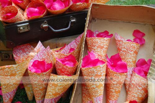 1-colores-de-boda-conos-petalos-montaje-maletas-3
