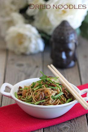 Noodles salteados con setas y gambas.
