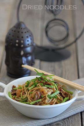 Noodles salteados con setas y gambas