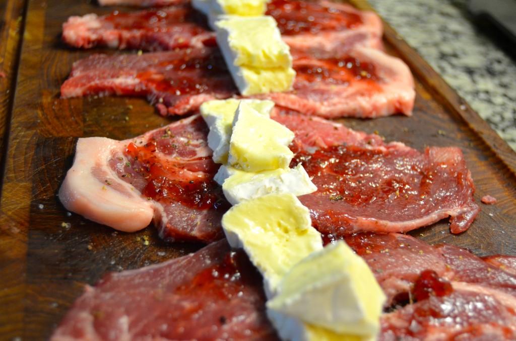 Rollitos de cerdo con Camembert y grosellas