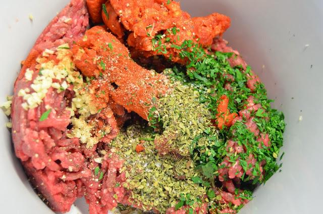 Brochetas de ternera y chorizo con ensalada de gazpacho