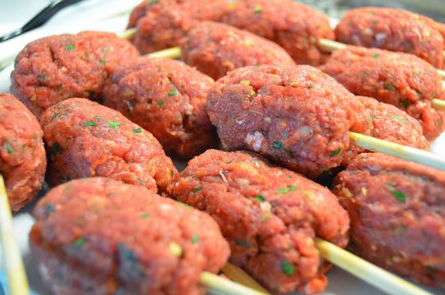 Brochetas de ternera y chorizo con ensalada de gazpacho