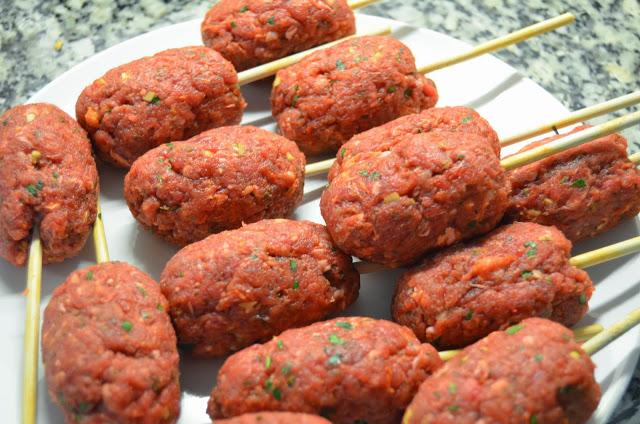 Brochetas de ternera y chorizo con ensalada de gazpacho