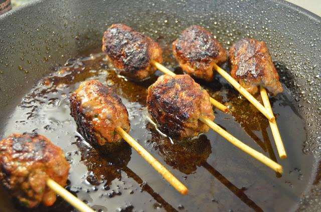 Brochetas de ternera y chorizo con ensalada de gazpacho