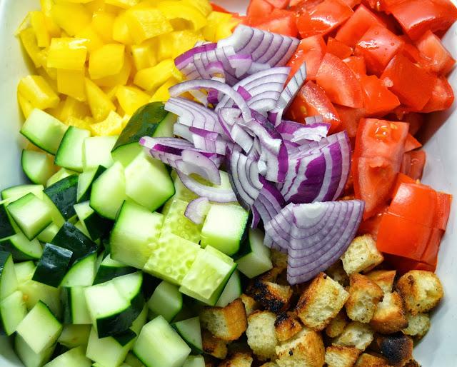 Brochetas de ternera y chorizo con ensalada de gazpacho