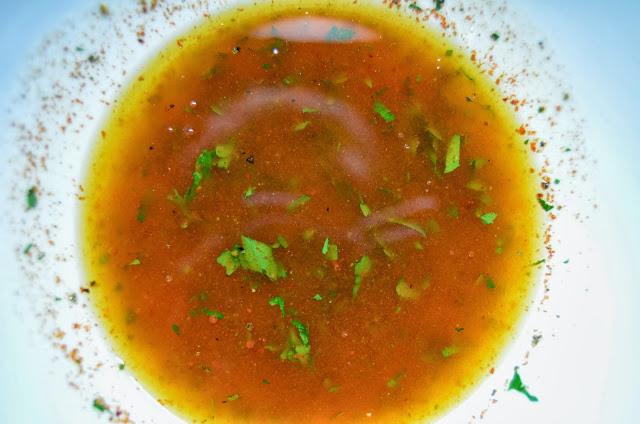 Brochetas de ternera y chorizo con ensalada de gazpacho