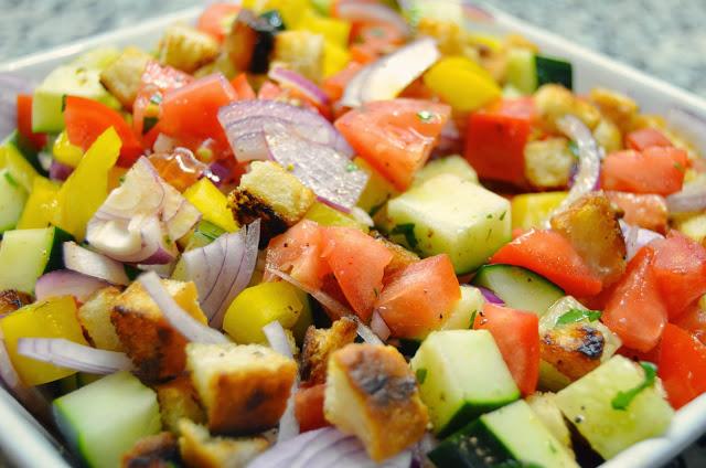 Brochetas de ternera y chorizo con ensalada de gazpacho