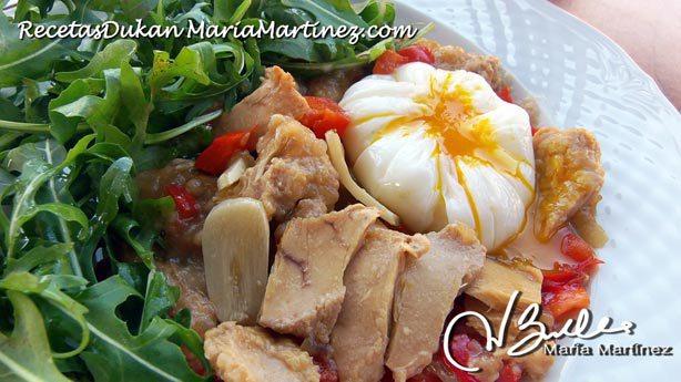 Bonito encebollado Dukan con huevo poché