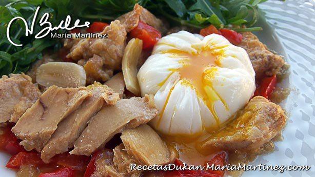 Bonito encebollado Dukan con huevo poché