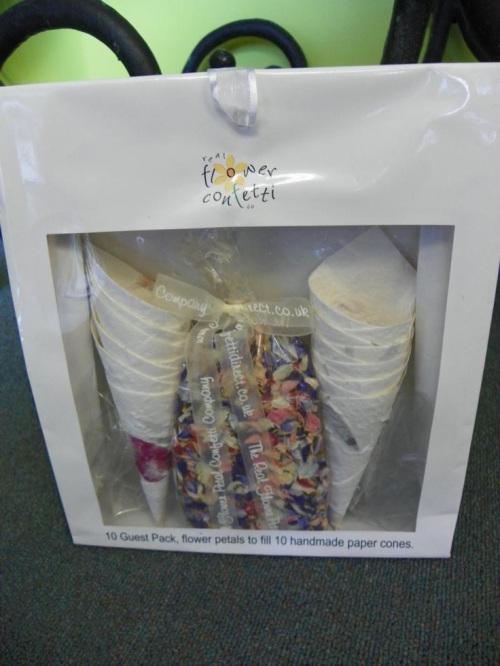 colores-de-boda-salida-novios-flores-secas-8