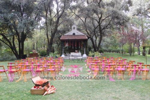 1-colores_de_boda-ceremonia-civil-fucsia-naranja-botellas-suspendidas-1