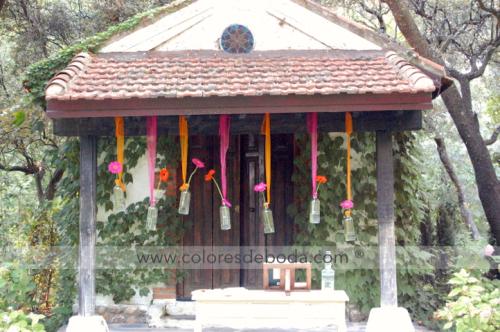 1-colores_de_boda-ceremonia-civil-fucsia-naranja-botellas-suspendidas-2