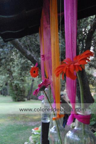 1-colores_de_boda-ceremonia-civil-fucsia-naranja-botellas-suspendidas-7