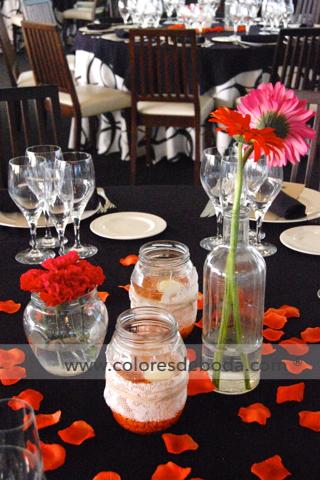 3-colores_de_boda-centros-de-mesa-botes-vela-botellas-gerbera-naranja-2
