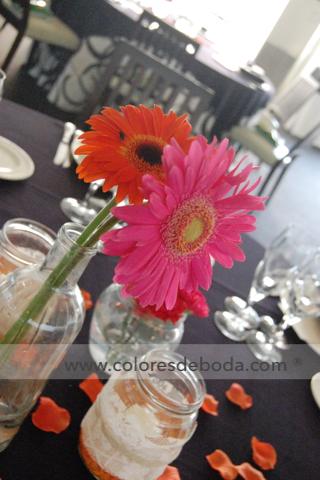 3-colores_de_boda-centros-de-mesa-botes-vela-botellas-gerbera-naranja-3
