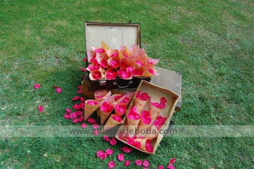 colores-de-boda-conos-petalos-montaje-maletas
