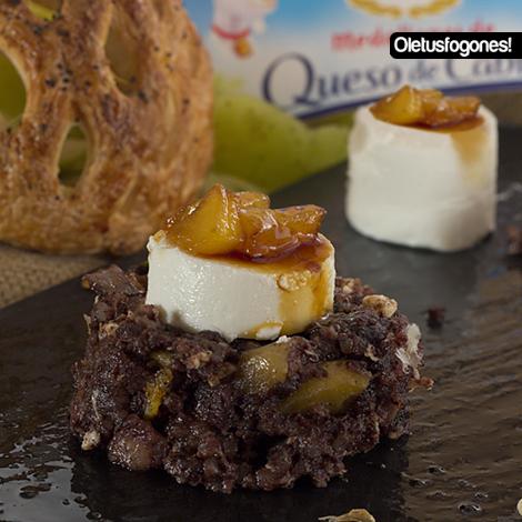 Revuelto de morcilla, manzana caramelizada y queso de cabra