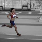 Compitiendo en los 400 metros en pista cubierta.