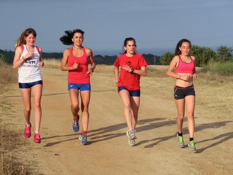 Entrenamiento por el cros de Mataró con las chicas de su grupo.