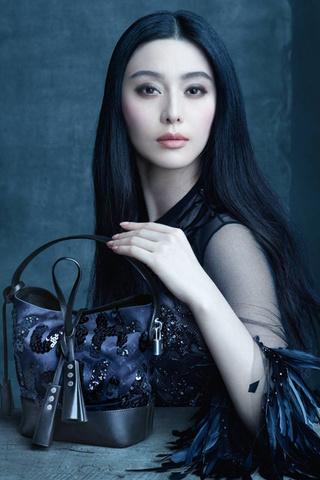 catherine_deneuve_sofia_coppola_y_caroline_de_maigret_en_la_ultima_campana_de_marc_jacobs_para_louis_vuitton_502826100_320x480