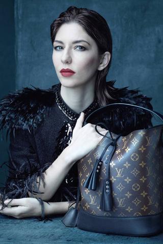 catherine_deneuve_sofia_coppola_y_caroline_de_maigret_en_la_ultima_campana_de_marc_jacobs_para_louis_vuitton_942571416_320x480