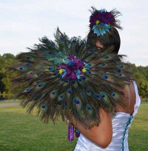 colores-de-boda-sombrilla-plumas