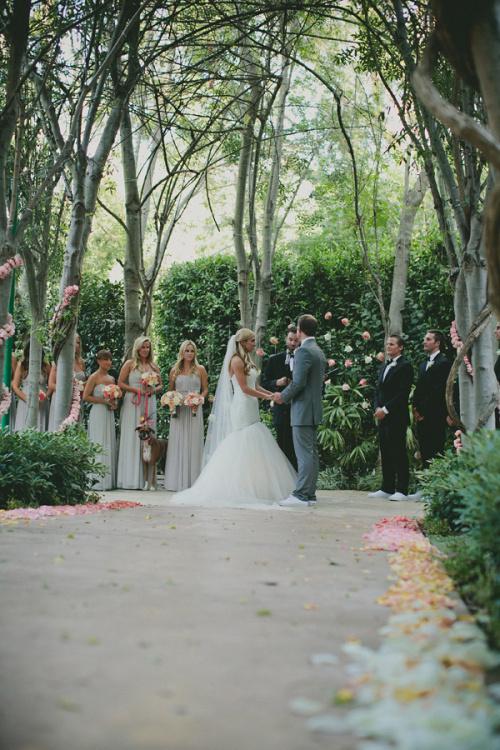 colores-de-boda-ceremonia-flores-petalos