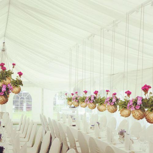 colores-de-boda-arreglos-florales-suspendidos-1