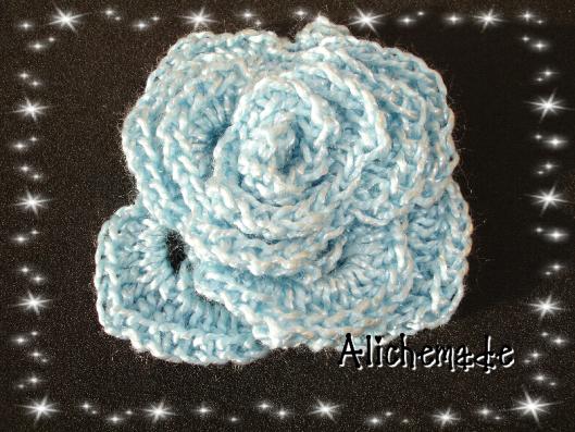 Broche en forma de flor, celeste.