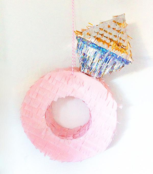 Piñata-anillo pedida