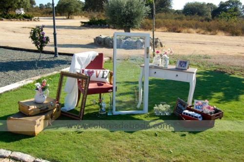 3-colores_de_boda-seating-ventana-silla-maletas-1