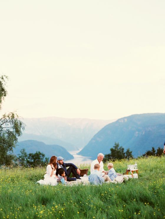 intimate-outdoor-norway-wedding-ideas