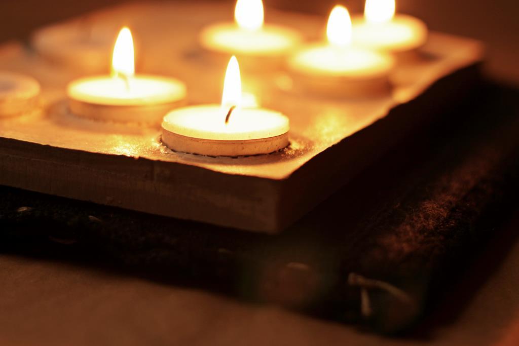 encendiendo velas por la creatividad