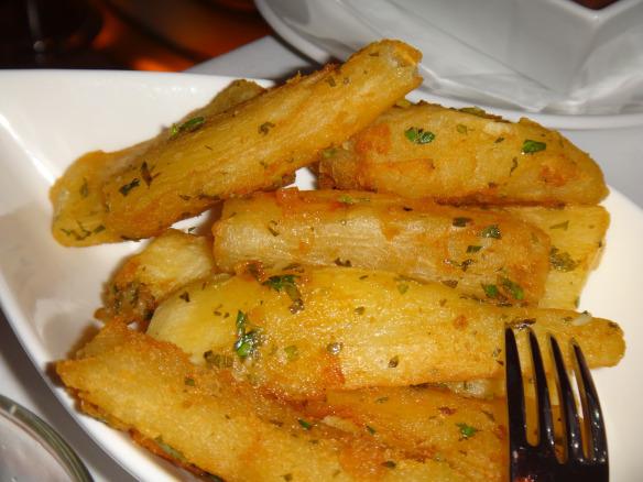 Yuca con mojo (Cortesía aroundsomethingelse.com)