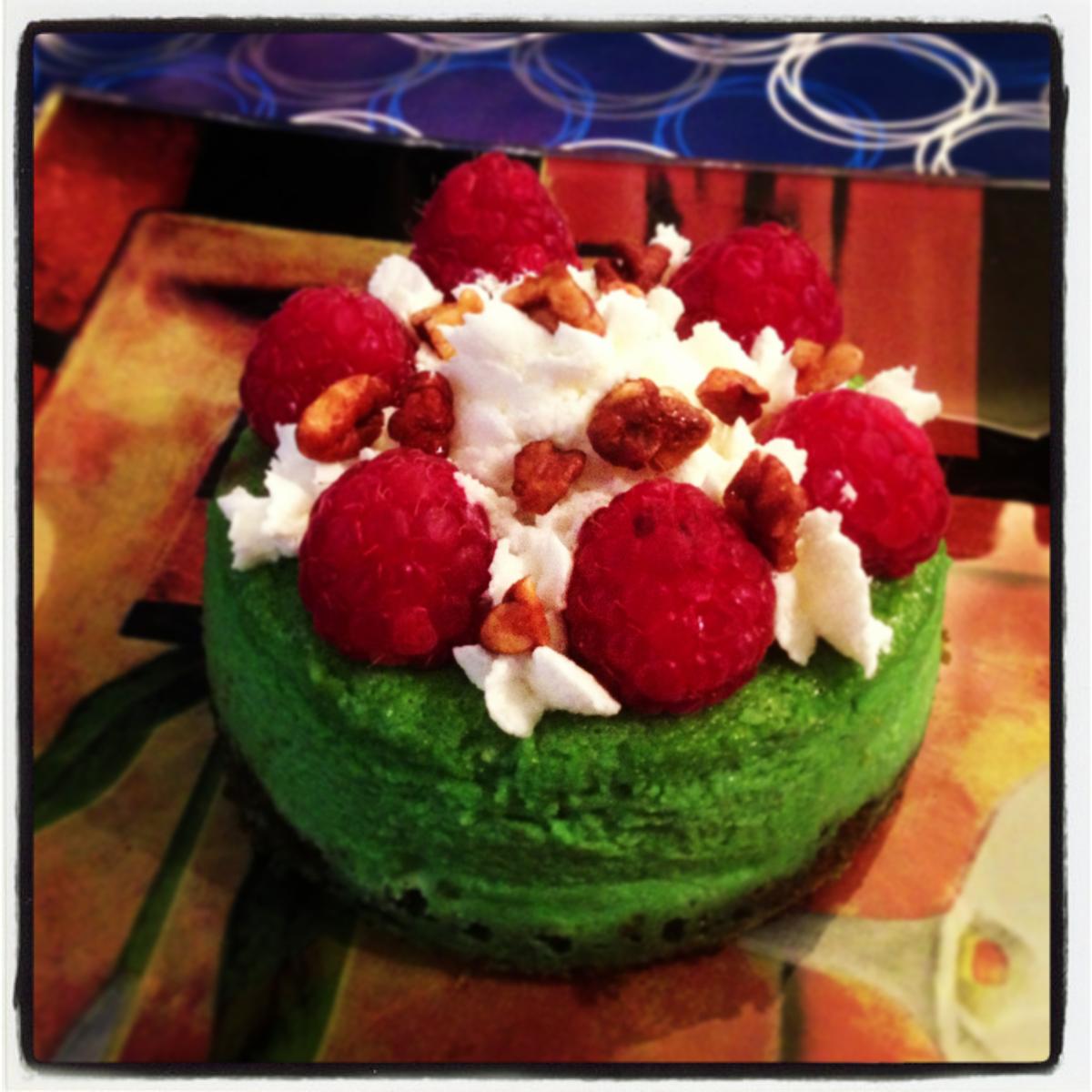 http://labocachocolate.com/2013/04/05/mini-cheesecake-de-pistacho-con-frambuesas/
